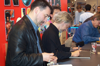 Miguelanxo Prado, Luis Royo y Carlos Ezquerra en el stand de Norma