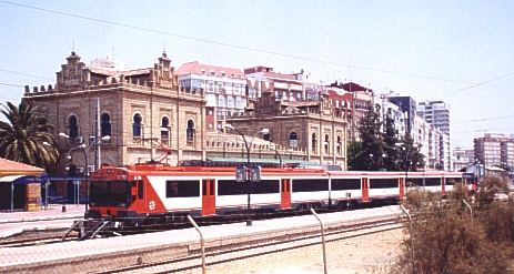 Estacin de Huelva Trmino con Tren Regional Express destino Sevilla. 7-7-2002