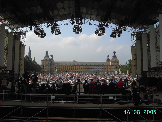 muchisima gente