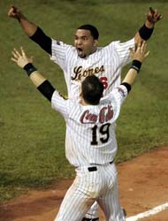 Alex González anotando la carrera del triunfo en la Serie del Caribe de 2006