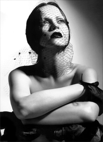blk2-727-Christina_Ricci-POP_AW2004-ph_Alas_and_Piggott.jpg