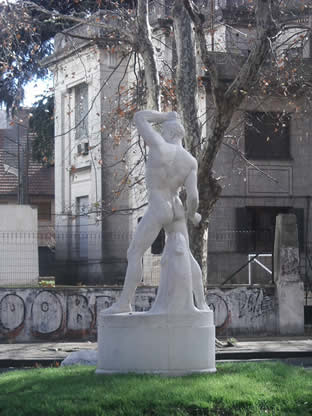 estatuaporno.jpg