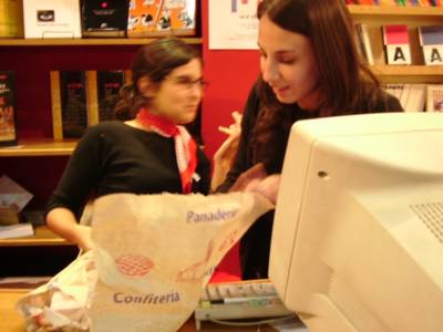 Romi y yo, castigandonos con una torta de ricota en el último día de la feria del libro