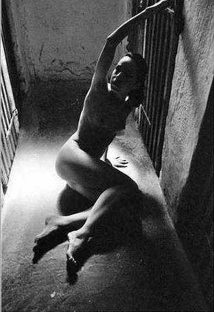 A_mujer_desnuda_atrapada_2.jpg
