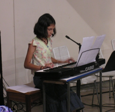 EsaChicaSentadaAlPiano.jpg
