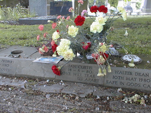 http://www.zonalibre.org/blog/salivazo/archives/ian%20curtis%20grave.jpg