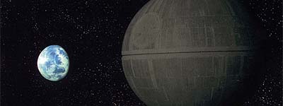 La estrella de la muerte, a la derecha, como siempre Death Star