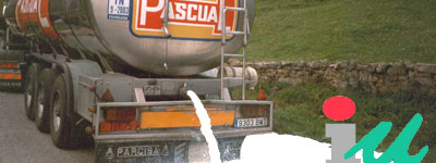 Pascual soltando lastre Camión de leche Pascual y logotipo de IU