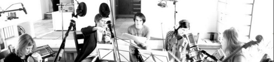 Johnny Greenwood en las sesiones de grabación de 'Arpeggi', tema tentativo del próximo disco de Radiohead