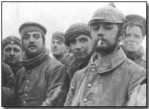 Dos soldados ingleses posando con soldados sajones en la tierra de nadie, durante la tregua no oficial de Navidad de 1914